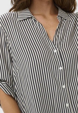 Camisa abotonada de tela a rayas en crema y azul marino. Tiene un cuello con solapa, mangas cortas y un dobladillo recto con botones ocultos.