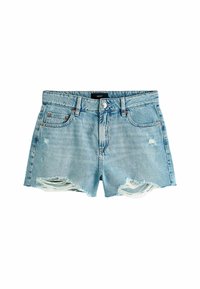 Pantalones cortos de mezclilla azul claro con dobladillo deshilachado, detalles desgastados, cinco bolsillos, cierre de botón y remaches de cobre en la parte frontal.