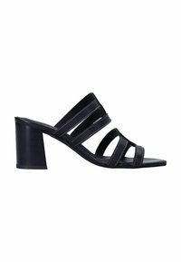 Sandales à talons noires avec quatre larges bretelles sur le pied, dotées d'un talon bloc épais et de détails cousus. Texture lisse, bout ouvert.