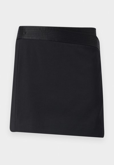 Fustă neagră cu un brâu texturat, având un design curat, drept și dintr-un material neted. Fără modele vizibile sau detalii metalice.