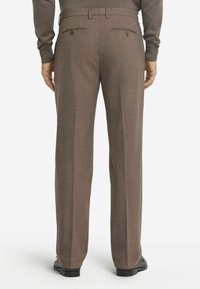 Bruna skräddarsydda byxor med en slät yta, med rak passform, dubbla bakfickor och subtila vertikala linjer.