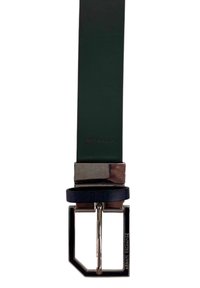 Cintura in ecopelle verde con fibbia rettangolare in metallo argentato. Dettagli notevoli includono un accento in pelle blu e l'iscrizione "ARMANI EXCHANGE".