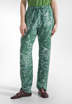 Zielone spodnie w kwiaty o luźnym kroju z elastycznym paskiem w talii, wykonane z fakturowanej tkaniny, wykończone regulowanymi mankietami.
