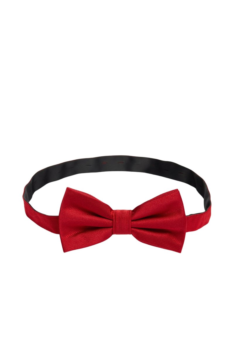 Punainen silkkinen solmio, jossa on teksturoitu kangas; keskellä on solmu ja musta säädettävä hihna turvallista istuvuutta varten.