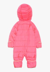 Mono de bebé acolchado rosa con capucha, que presenta costuras acolchadas, puños elásticos y acentos en beige contrastantes en las mangas y las piernas.