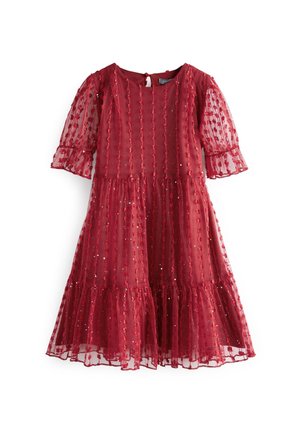 Robe rouge pour tout-petit avec manches bouffantes transparentes, rayures verticales texturées, sequins et ourlet à volants à étages, fermeture par boutons dans le dos.