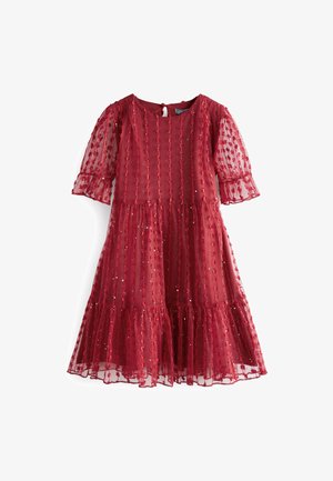 Robe rouge pour tout-petit avec manches bouffantes transparentes, rayures verticales texturées, sequins et ourlet à volants à étages, fermeture par boutons dans le dos.