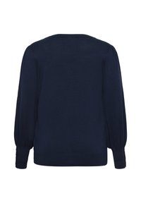 Navyblauwe trui met lange, opgeblazen mouwen en geribbelde manchetten. Heeft een ronde halslijn en een knoopdetail op de mouw. Zachte stoftextuur.