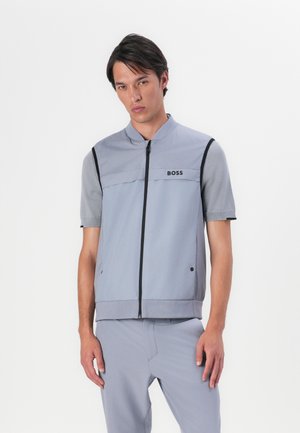 Lichtgrijze short-sleeve jack met hoge kraag, ritssluiting aan de voorkant, zwarte accenten en een horizontale borstzak met het "BOSS" logo.