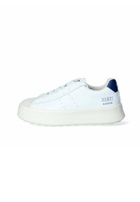 Sneaker bianco con suola spessa, dotato di una patch blu sul tallone, chiusura con lacci davanti e dettagli perforati sui lati. Logo sul tallone.