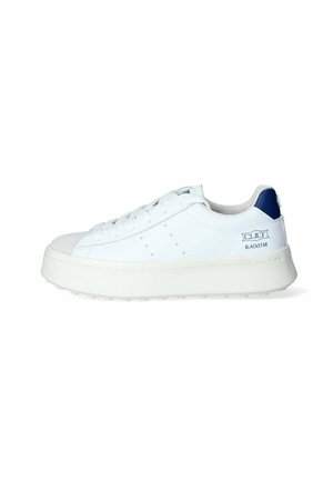 Sneaker bianco con suola spessa, dotato di una patch blu sul tallone, chiusura con lacci davanti e dettagli perforati sui lati. Logo sul tallone.