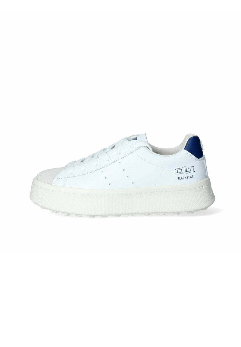 Sneaker bianco con suola spessa, dotato di una patch blu sul tallone, chiusura con lacci davanti e dettagli perforati sui lati. Logo sul tallone.