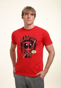 Marvel DEADPOOL LIL OL POOL - T-shirt z nadrukiem