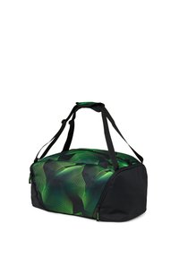 Schwarze Reisetasche mit grünem geometrischem Muster, ausgestattet mit doppelten Griffen und einem Reißverschluss oben. Hergestellt aus strapazierfähigem Stoff mit glatter Textur.