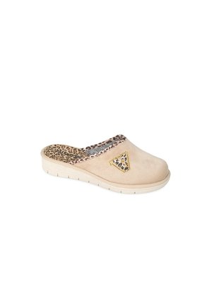 Pantofole beige da interno con esterno in suede, fodera con stampa leopardata, dettaglio a toppa triangolare e suola bianca testurizzata.