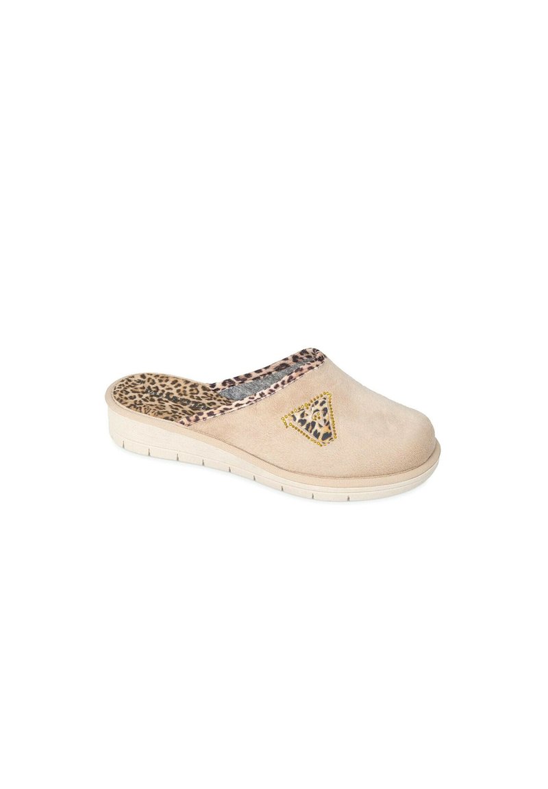Pantofole beige da interno con esterno in suede, fodera con stampa leopardata, dettaglio a toppa triangolare e suola bianca testurizzata.