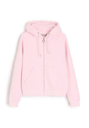 Jasnoróżowa bluza z kapturem i zamkiem błyskawicznym, z przednimi kieszeniami, kapturem ze sznurkiem i srebrnym pierścieniem przy zamku, przedstawiona na białym tle.