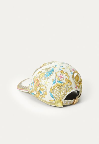 Baseballpet met een witte stof en ingewikkelde blauwe en gouden maritieme ontwerpen. Verstelbare band aan de achterkant met metalen hardwaredetails.