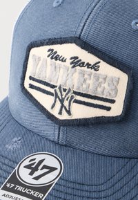 Μπλε καπέλο μπέιζμπολ με κεντημένο αφίσα των New York Yankees και αυτοκόλλητο '47 Trucker ρυθμιζόμενο στη γείσο.