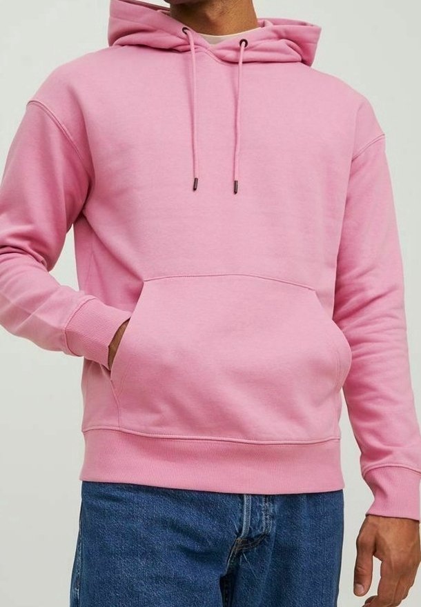 Rosa huvtröja med framficka, dragsko och ribbade mudd. Tyget ser mjukt och texturerat ut. Bärs tillsammans med blå jeans.