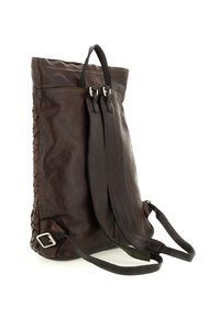 Zaino in pelle marrone con un motivo intrecciato sui lati, due spallacci regolabili, una maniglia superiore e dettagli in metallo argento. Texture liscia.