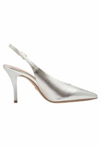 Escarpin à talon haut argenté avec bout pointu, finition métallique et talon fin. Dispose d'une bride ajustable pour un meilleur maintien.