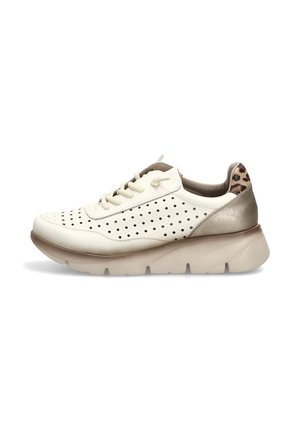 Zapatilla deportiva blanca con lados perforados, suela beige, talón metálico y detalle de estampado de leopardo en el cuello del talón.