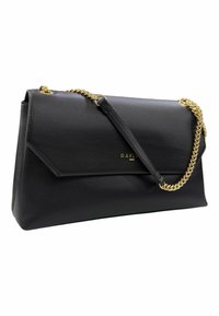 Borsa a tracolla in pelle nera con design a pieghe, tracolla in catena dorata e logo embossato sul davanti. Texture liscia, forma strutturata.