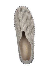 Zapato slip-on perforado beige con textura suave y suela de goma gris claro, que presenta un logo sutil y un borde en contraste.
