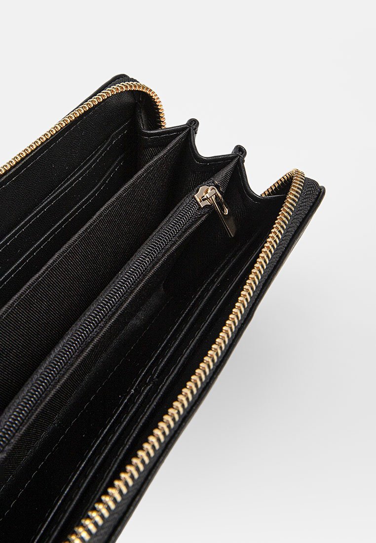 Portafoglio nero con zip dorata, dotato di più scomparti e un interno testurizzato per riporre carte e contante.