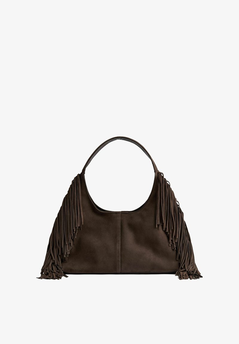 Borsa a mano in suede marrone dalla forma arrotondata, con lunghe frange su ciascun lato e un manico singolo. Texture liscia in generale.