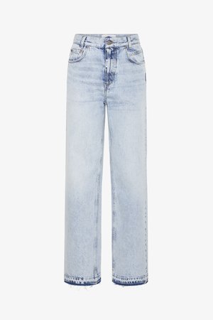 Jeans din denim de un albastru deschis, cu o croială evazată, care au un talie înaltă, un design cu cinci buzunare și detalii cu tiv desfăcut.