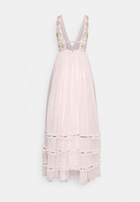 Vestido largo rosa con bordados florales en los tirantes, espalda en V profunda, falda de capas transparentes y dobladillo con volantes y pequeños acentos decorativos.