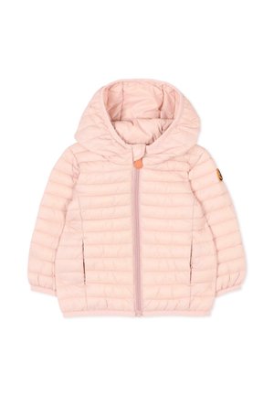 Jasnoróżowa, dziecięca kurtka puchowa z kapturem, przednim zamkiem błyskawicznym, bocznymi kieszeniami, elastycznymi mankietami oraz małą okrągłą naszywką na lewym rękawie.