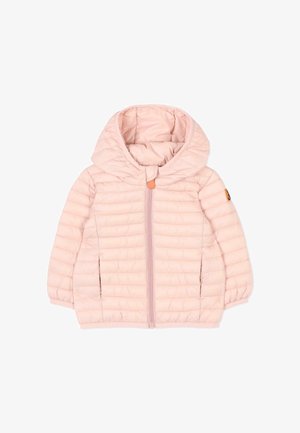 Doudoune légère rose clair pour enfants avec capuche, fermeture éclair frontale, poches latérales, poignets élastiques et un petit écusson rond sur la manche gauche.