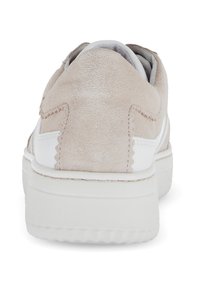 Beige suède sneakers met een witte rubberen zool. Voorzien van een ronde neus, gevoerde kraag en een stiksel aan de achterkant. Textuur- en gladde secties.