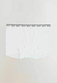 Hvide bokserbriefs til mænd med elastik i sort talje med gentagne "NEXT" logoer på en lys baggrund.
