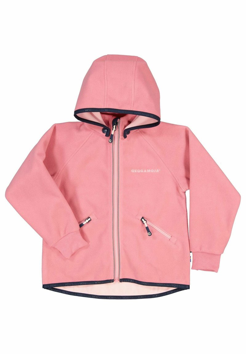 Rosa fleecejacka med huva, dragkedja fram, två fickor med dragkedja, ribbade ärmslut och en kontrasterande marinblå kant vid nederdelen och huvan.