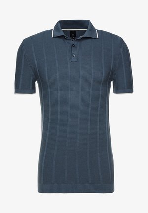 Blauw gebreid poloshirt met korte mouwen en een verticale ribbelstructuur, voorzien van een twee knopen placket en witte bies aan de kraag en mouwboorden.