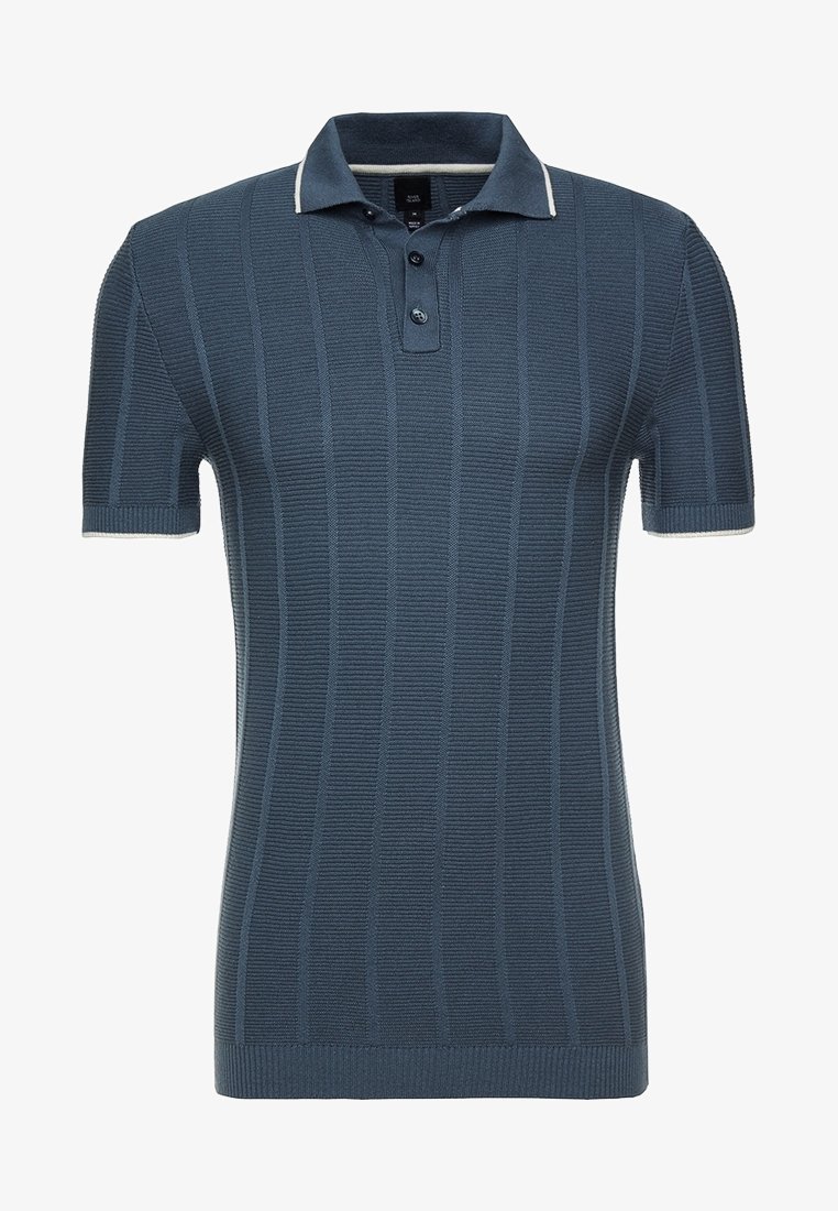 Polo in maglia blu a maniche corte con motivo a coste verticali, chiusura con due bottoni e dettaglio bianco su colletto e polsini.