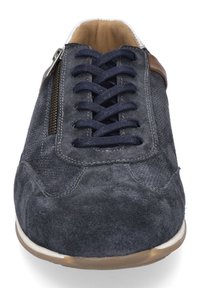 Chaussure en suède gris avec une texture lisse, présentant un laçage avant bleu foncé et une fermeture éclair sur le côté. Accent en cuir marron près du talon.