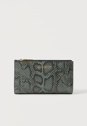 Portefeuille en cuir vert foncé à motif serpent, avec une fermeture éclair dorée et un logo "COCCINELLE" au centre avant.