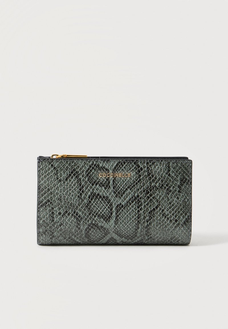 Portefeuille en cuir vert foncé à motif serpent, avec une fermeture éclair dorée et un logo "COCCINELLE" au centre avant.