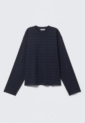 T-shirt à manches longues bleu marine avec rayures horizontales, col rond et coupe décontractée. Fabriqué en coton doux, avec un design minimaliste.