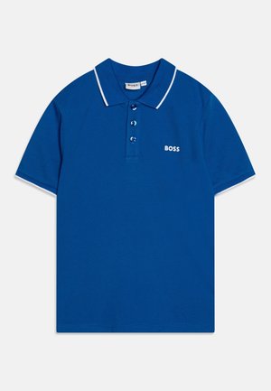 Blauwe polo met een geribde kraag, drie-knopen sluiting en witte accenten. Bevat een klein "BOSS" logo op de borst.