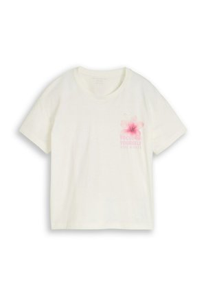 Biała koszulka z krótkim rękawem z różowym kwiatem hibiskusa i częściowo widocznym różowym tekstem na lewej części klatki piersiowej.