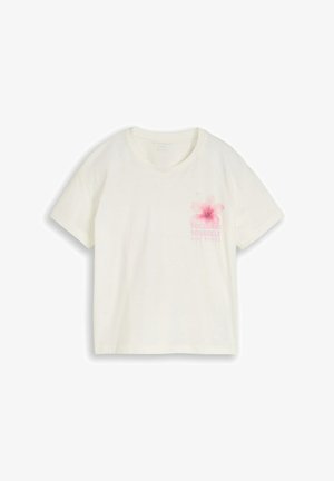 Biała koszulka z krótkim rękawem z różowym kwiatem hibiskusa i częściowo widocznym różowym tekstem na lewej części klatki piersiowej.