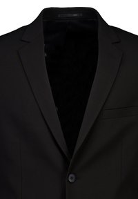 Czarna marynarka garniturowa z wyłogiem z nacięciem, pojedynczym zapięciem na guzik i gładką fakturą. Posiada kieszeń na piersi i brak widocznej podszewki.