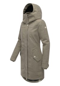 Grå ullblandingsfrakk med høy krage, sidelommer, glidelås foran og en litt buet nederkant. Lange ermer med knappede mansjetter.