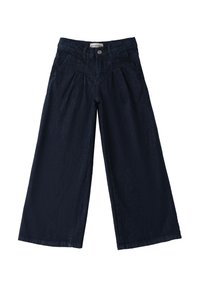 Pantalones de mezclilla oscuros de pierna ancha con cierre de botón en la parte frontal, plisados y dos bolsillos laterales. Textura suave con un acabado limpio.